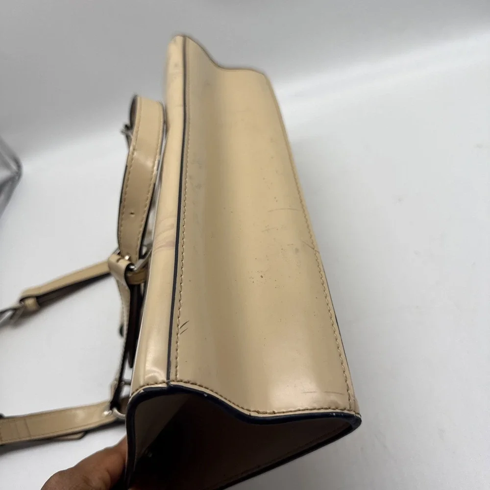 Vtg‎ Guess Purse Womens Handbag Tan Patent Leather Top Handle Buckle Y2K